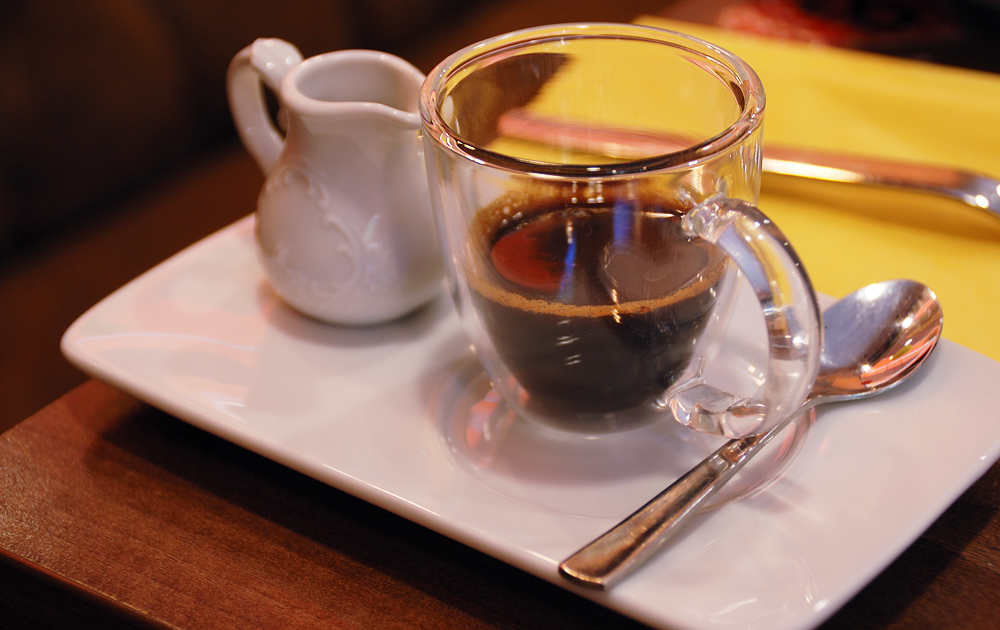 Schokoeis, Erdbeereis, Vanilleeis, Espresso Cappuccino sowohl alkoholische und nicht alkoholische Getränke in unsere Espressobar.